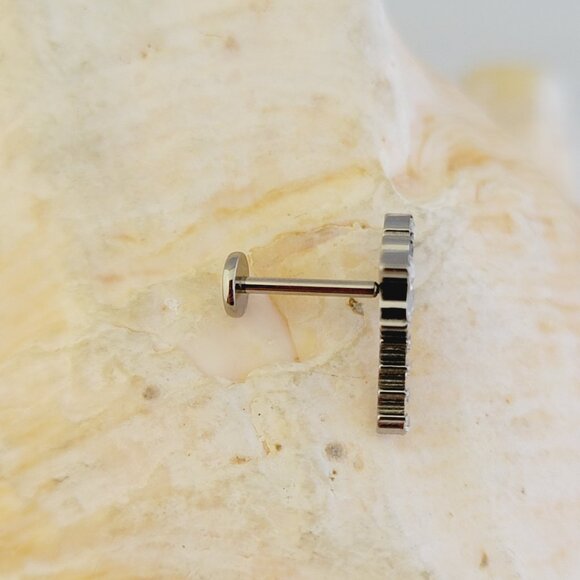 Dragonfly threadless G23 labret stud with clear gems 18G piercing jewelry - Picture 3 of 4